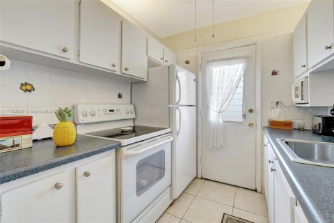 Condo in Miami, Florida, 1 bedroom  № 1698228 - photo 16