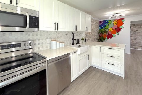 Condo in Lauderhill, Florida, 2 bedrooms  № 1951506 - photo 16