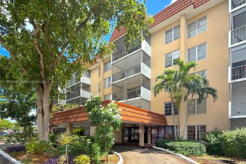 Condo in Lauderhill, Florida, 2 bedrooms  № 1951506 - photo 1