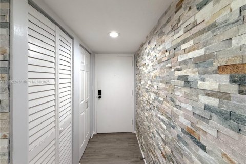 Condo in Lauderhill, Florida, 2 bedrooms  № 1951506 - photo 10