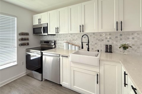 Condo in Lauderhill, Florida, 2 bedrooms  № 1951506 - photo 15