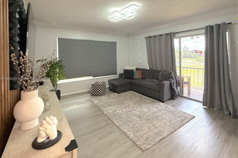 Condo in Lauderhill, Florida, 2 bedrooms  № 1951506 - photo 22