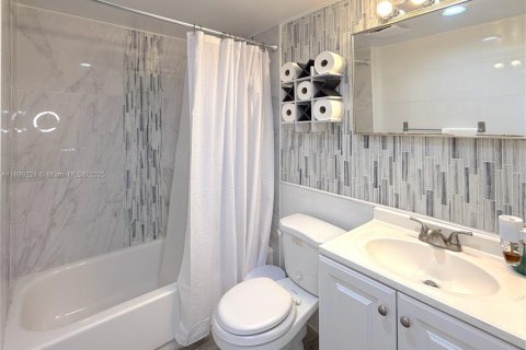 Condo in Lauderhill, Florida, 2 bedrooms  № 1951506 - photo 8