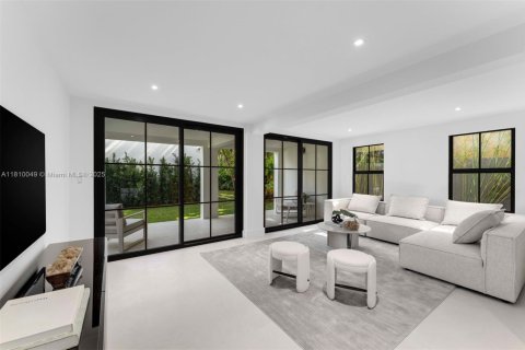 House in Miami, Florida 6 bedrooms, 471.66 sq.m. № 1755719 - photo 15