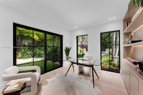 House in Miami, Florida 6 bedrooms, 471.66 sq.m. № 1755719 - photo 11