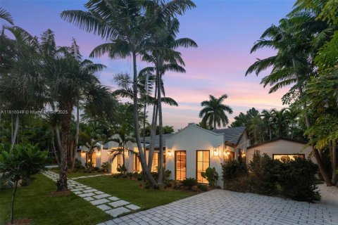 House in Miami, Florida 6 bedrooms, 471.66 sq.m. № 1755719 - photo 1