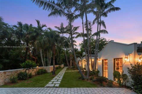 House in Miami, Florida 6 bedrooms, 471.66 sq.m. № 1755719 - photo 30