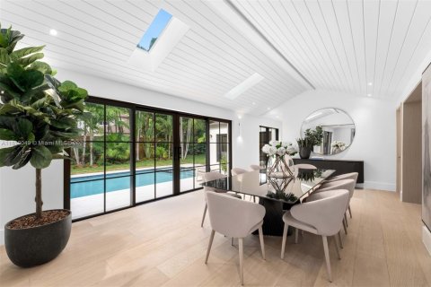 House in Miami, Florida 6 bedrooms, 471.66 sq.m. № 1755719 - photo 4