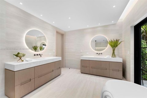 House in Miami, Florida 6 bedrooms, 471.66 sq.m. № 1755719 - photo 9