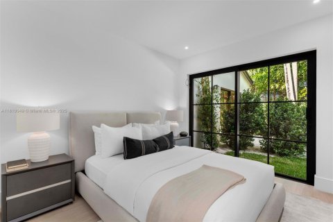 House in Miami, Florida 6 bedrooms, 471.66 sq.m. № 1755719 - photo 25
