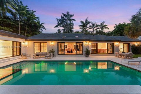 House in Miami, Florida 6 bedrooms, 471.66 sq.m. № 1755719 - photo 2