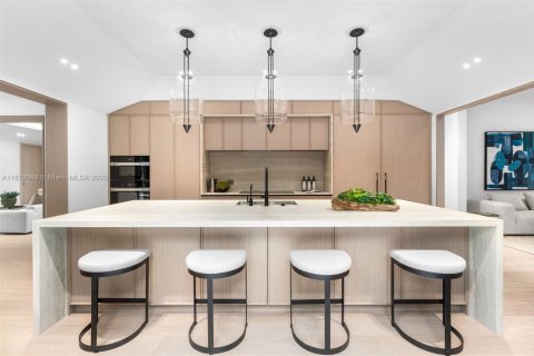 House in Miami, Florida 6 bedrooms, 471.66 sq.m. № 1755719 - photo 6
