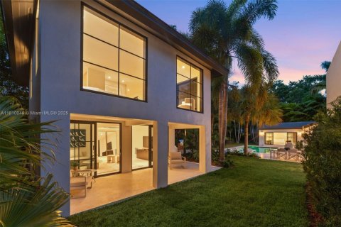House in Miami, Florida 6 bedrooms, 471.66 sq.m. № 1755719 - photo 14