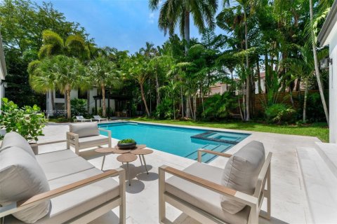 House in Miami, Florida 6 bedrooms, 471.66 sq.m. № 1755719 - photo 13