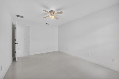 House in Port St. Lucie, Florida 4 bedrooms, 194.44 sq.m. № 2389872 - photo 29