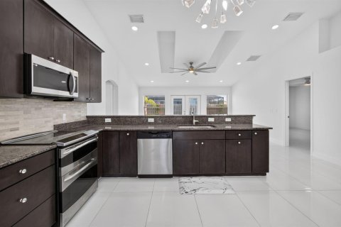 House in Port St. Lucie, Florida 4 bedrooms, 194.44 sq.m. № 2389872 - photo 8