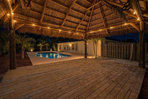 House in Port St. Lucie, Florida 4 bedrooms, 194.44 sq.m. № 2389872 - photo 3