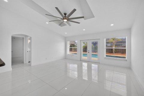 House in Port St. Lucie, Florida 4 bedrooms, 194.44 sq.m. № 2389872 - photo 11