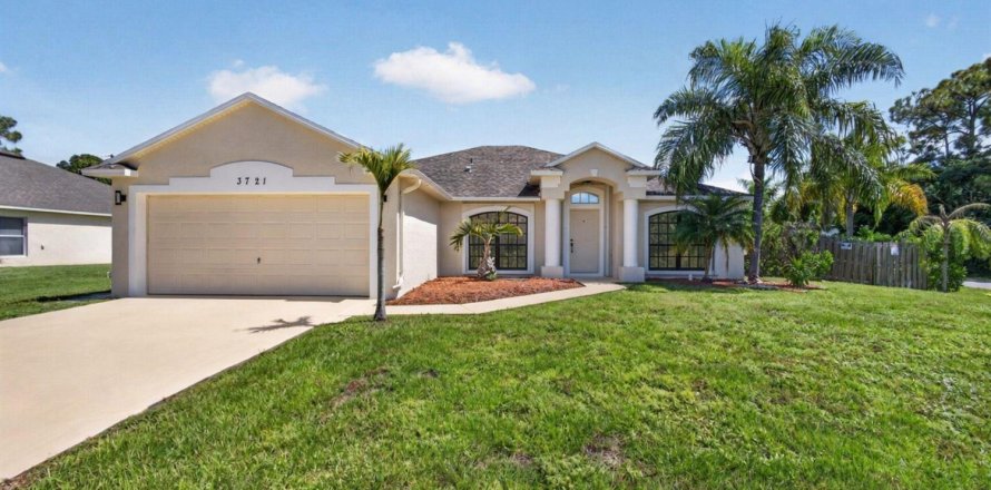 House in Port St. Lucie, Florida 4 bedrooms, 194.44 sq.m. № 2389872