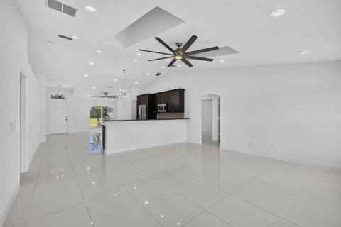 House in Port St. Lucie, Florida 4 bedrooms, 194.44 sq.m. № 2389872 - photo 12