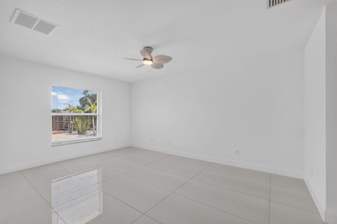 House in Port St. Lucie, Florida 4 bedrooms, 194.44 sq.m. № 2389872 - photo 17