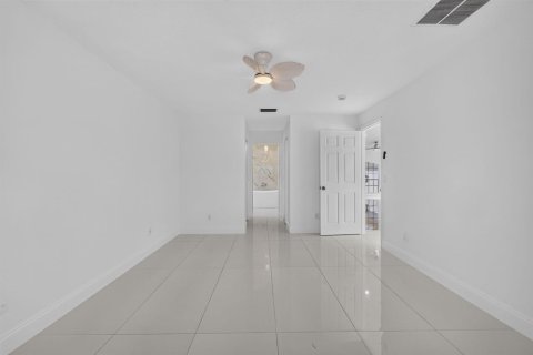 House in Port St. Lucie, Florida 4 bedrooms, 194.44 sq.m. № 2389872 - photo 18