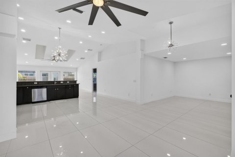 House in Port St. Lucie, Florida 4 bedrooms, 194.44 sq.m. № 2389872 - photo 10