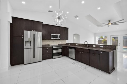 House in Port St. Lucie, Florida 4 bedrooms, 194.44 sq.m. № 2389872 - photo 6