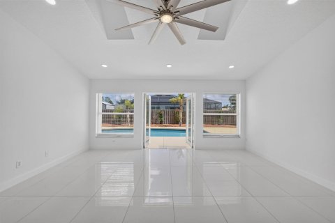 House in Port St. Lucie, Florida 4 bedrooms, 194.44 sq.m. № 2389872 - photo 13