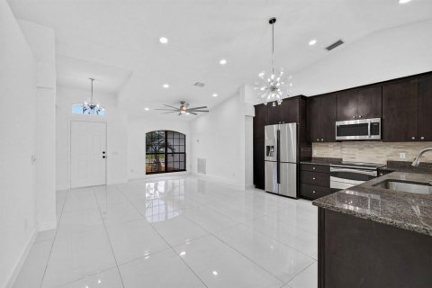 House in Port St. Lucie, Florida 4 bedrooms, 194.44 sq.m. № 2389872 - photo 9