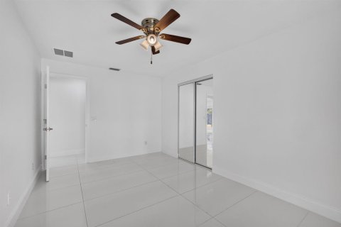House in Port St. Lucie, Florida 4 bedrooms, 194.44 sq.m. № 2389872 - photo 27