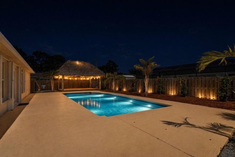 House in Port St. Lucie, Florida 4 bedrooms, 194.44 sq.m. № 2389872 - photo 2