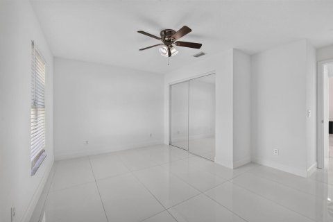 House in Port St. Lucie, Florida 4 bedrooms, 194.44 sq.m. № 2389872 - photo 23