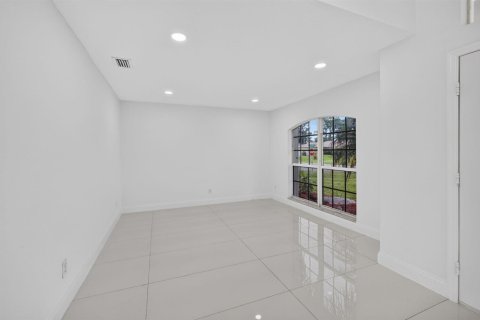 House in Port St. Lucie, Florida 4 bedrooms, 194.44 sq.m. № 2389872 - photo 5