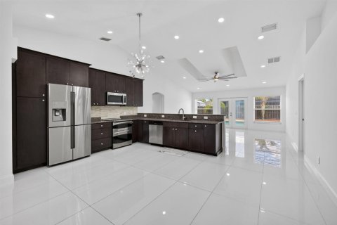 House in Port St. Lucie, Florida 4 bedrooms, 194.44 sq.m. № 2389872 - photo 7