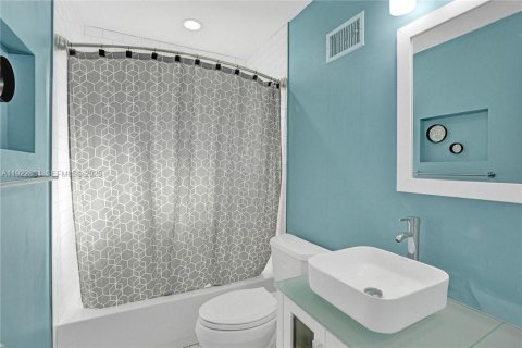 House in Lauderdale Lakes, Florida 3 bedrooms, 167.41 sq.m. № 1987499 - photo 3