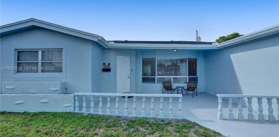 House in Lauderdale Lakes, Florida 3 bedrooms, 167.41 sq.m. № 1987499