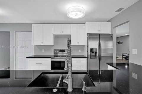 House in Lauderdale Lakes, Florida 3 bedrooms, 167.41 sq.m. № 1987499 - photo 11