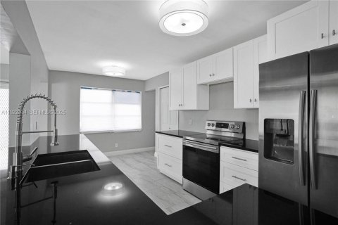 House in Lauderdale Lakes, Florida 3 bedrooms, 167.41 sq.m. № 1987499 - photo 2