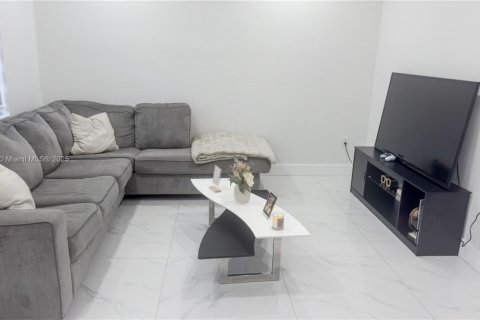 Townhouse in Hialeah, Florida 3 bedrooms, 137.77 sq.m. № 1954575 - photo 4
