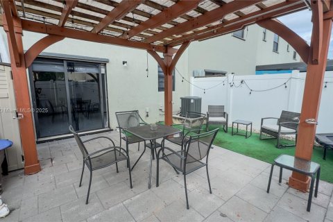 Townhouse in Hialeah, Florida 3 bedrooms, 137.77 sq.m. № 1954575 - photo 30