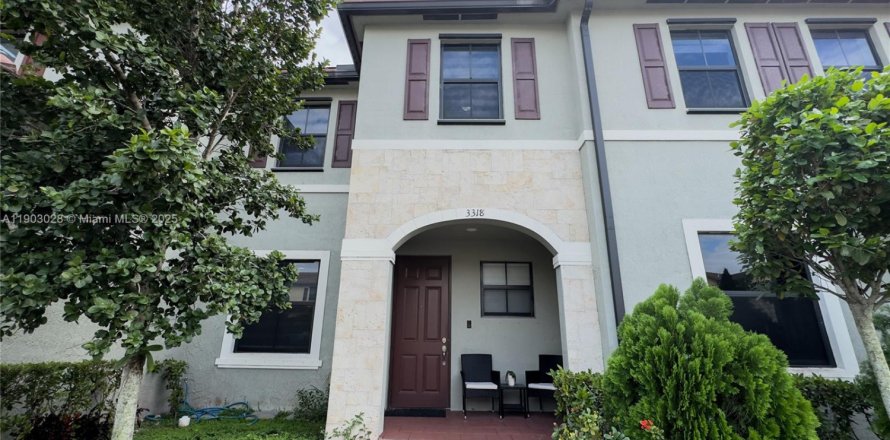 Townhouse in Hialeah, Florida 3 bedrooms, 137.77 sq.m. № 1954575