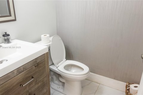 Townhouse in Hialeah, Florida 3 bedrooms, 137.77 sq.m. № 1954575 - photo 12
