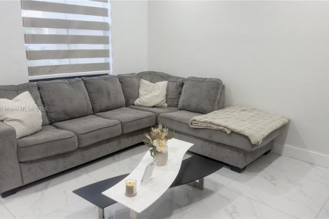 Townhouse in Hialeah, Florida 3 bedrooms, 137.77 sq.m. № 1954575 - photo 3