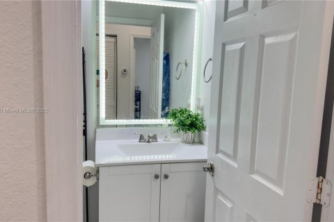Townhouse in Hialeah, Florida 3 bedrooms, 137.77 sq.m. № 1954575 - photo 24