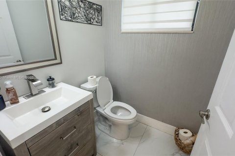 Townhouse in Hialeah, Florida 3 bedrooms, 137.77 sq.m. № 1954575 - photo 11