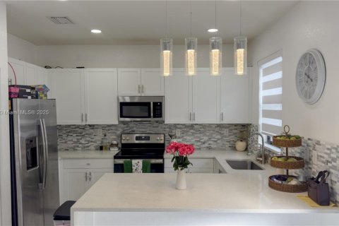 Townhouse in Hialeah, Florida 3 bedrooms, 137.77 sq.m. № 1954575 - photo 6