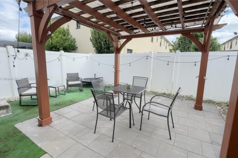 Townhouse in Hialeah, Florida 3 bedrooms, 137.77 sq.m. № 1954575 - photo 27