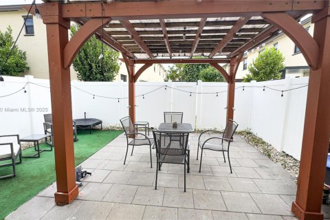 Townhouse in Hialeah, Florida 3 bedrooms, 137.77 sq.m. № 1954575 - photo 29