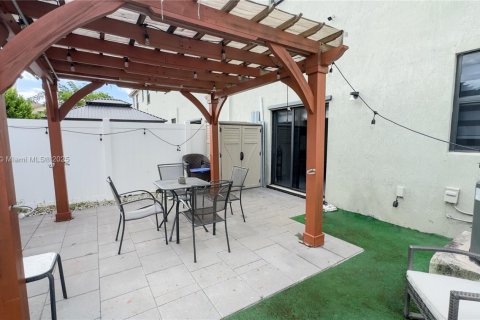 Townhouse in Hialeah, Florida 3 bedrooms, 137.77 sq.m. № 1954575 - photo 28